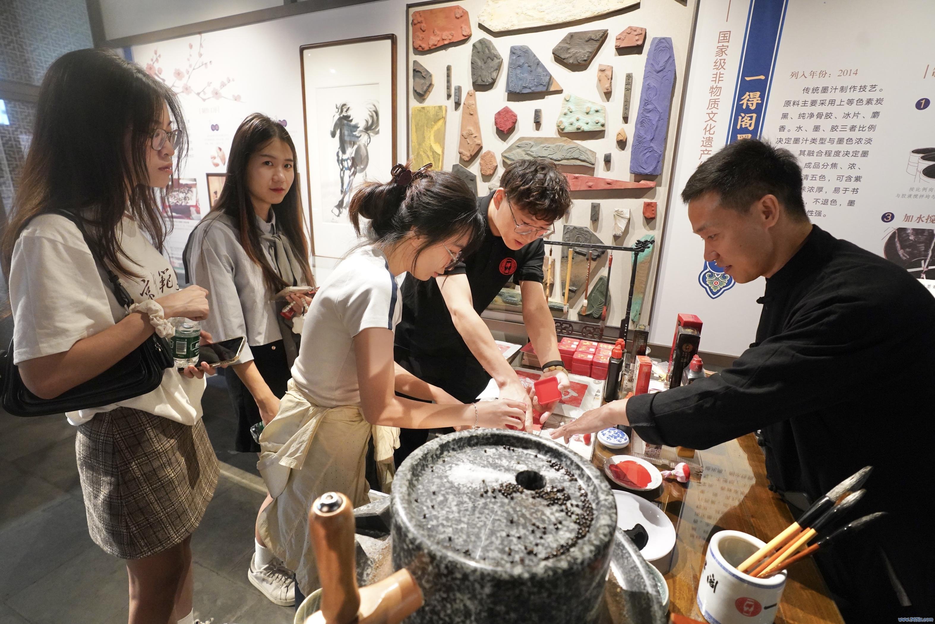 程功250612—北京非遗体验中心举办“匠心传薪火 非遗正芳华”举止，现场公布第五批市级非遗代表性传承东说念主名单7