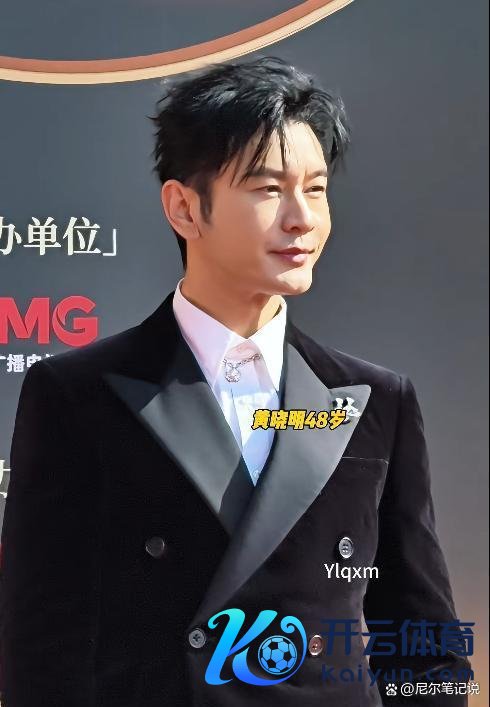 刘烨亮相中国电影盛典红毯被冻到搓手 沈马组公约框引热议