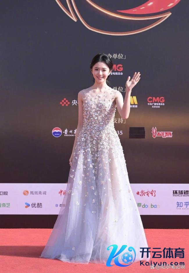 刘烨亮相中国电影盛典红毯被冻到搓手 沈马组公约框引热议