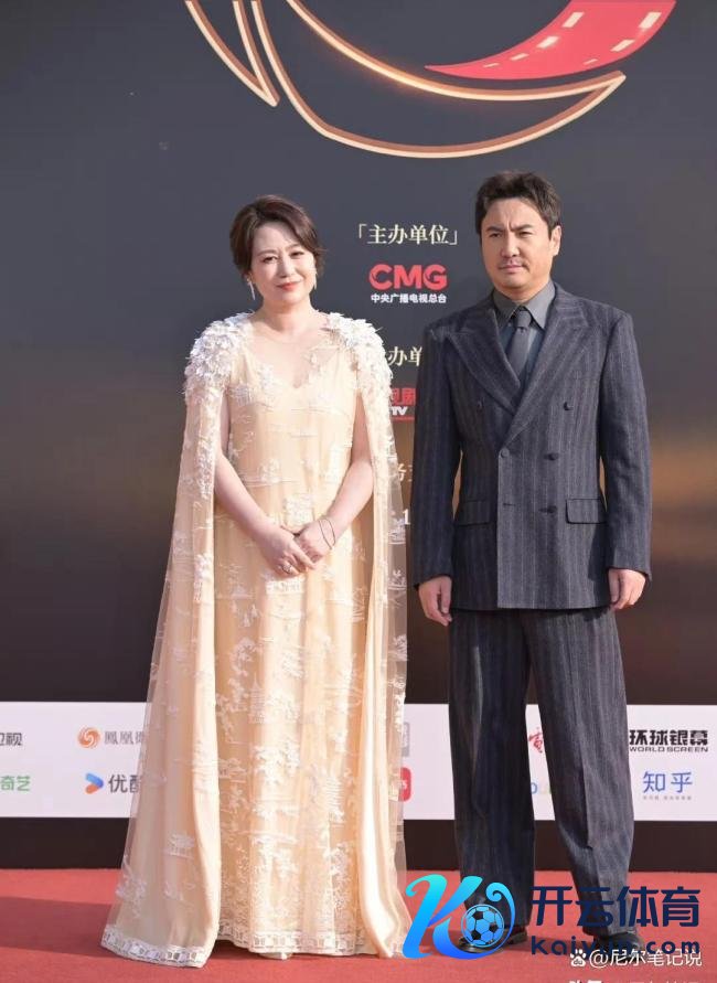 刘烨亮相中国电影盛典红毯被冻到搓手 沈马组公约框引热议