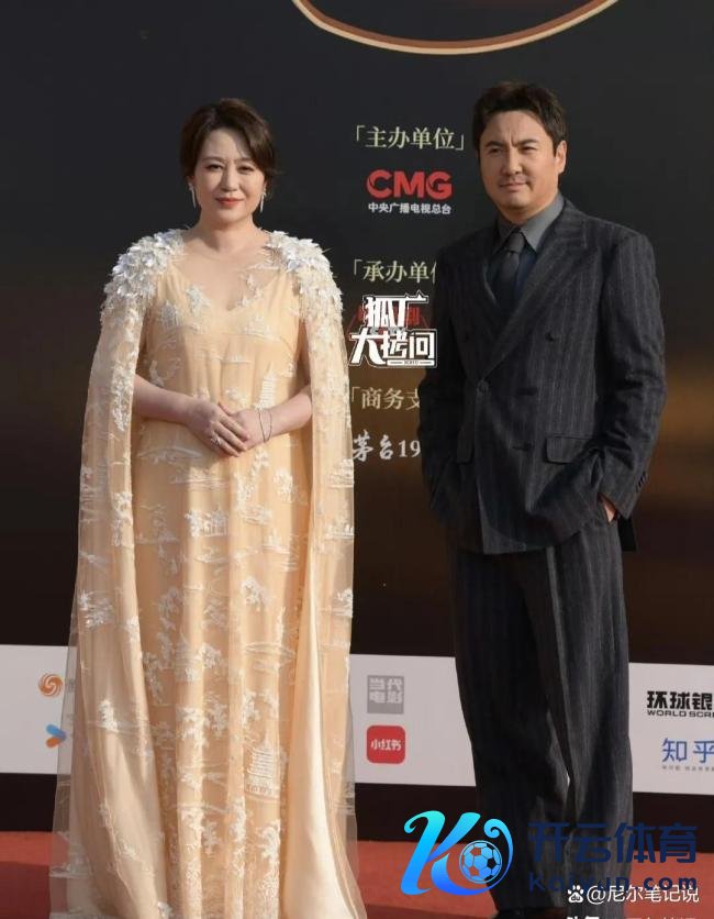 刘烨亮相中国电影盛典红毯被冻到搓手 沈马组公约框引热议