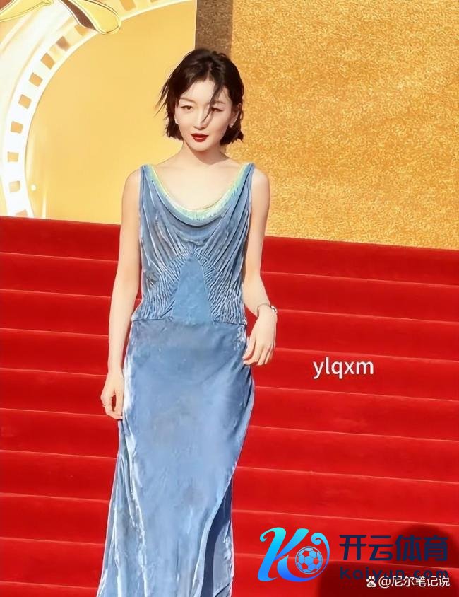 刘烨亮相中国电影盛典红毯被冻到搓手 沈马组公约框引热议